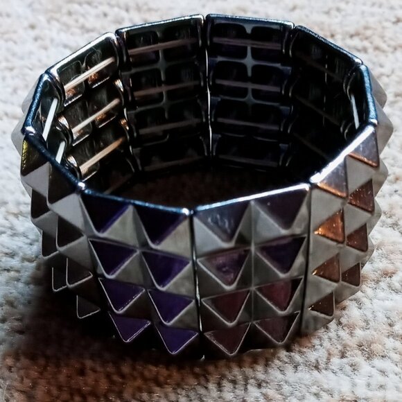 Silver Pyramid Stud 4 Row Punk Rockers Gothic Stretchy Bracelet Glam Heavy Metal - Picture 3 of 11